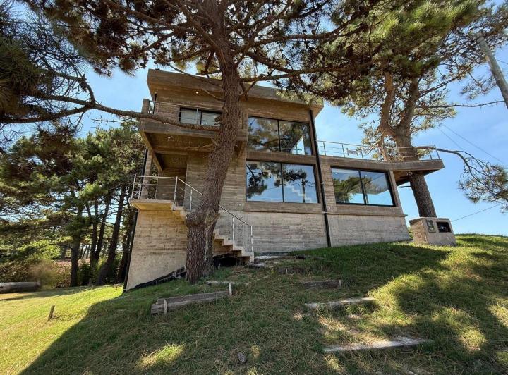 Casa · 234m² · 5 Ambientes · 1 Cochera