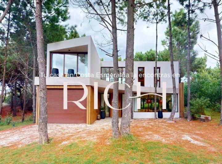 Casa · 305m² · 6 Ambientes · 1 Cochera