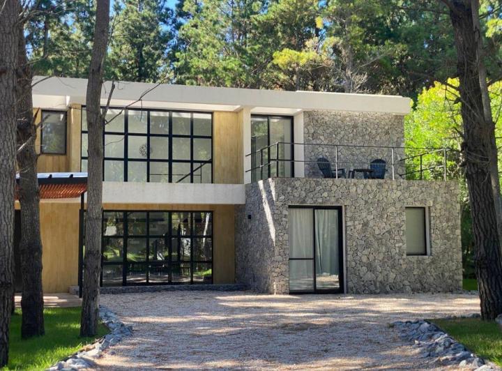 Casa · 250m² · 6 Ambientes · 1 Cochera