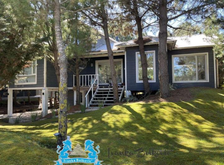 Casa · 220m² · 5 Ambientes · 1 Cochera