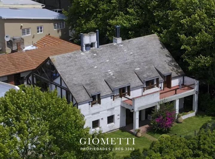 Casa · 360m² · 8 Ambientes · 1 Cochera