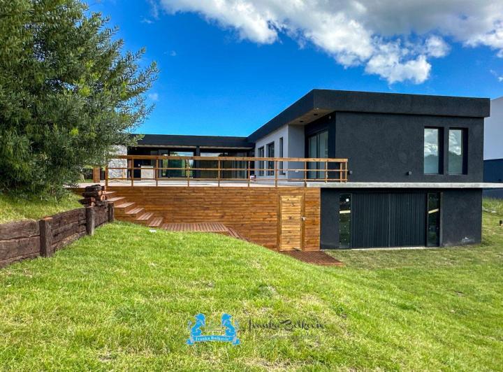 Casa · 249m² · 5 Ambientes · 1 Cochera