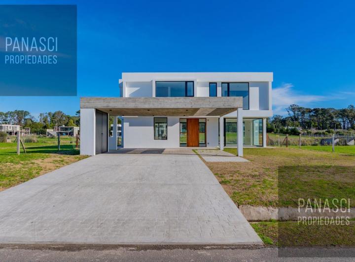 Casa · 236m² · 5 Ambientes · 2 Cocheras