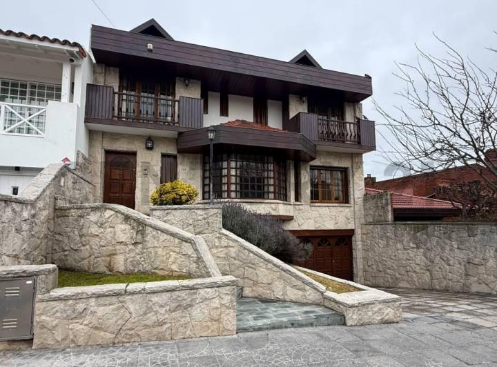 Casa · 408m² · 8 Ambientes · 1 Cochera