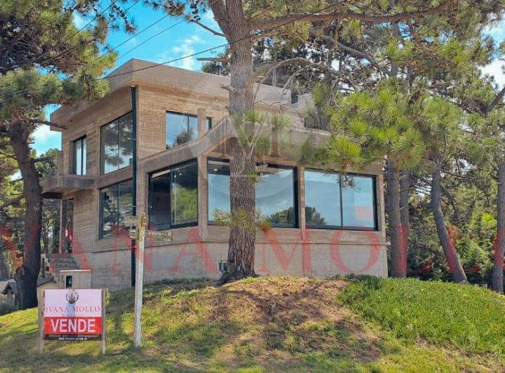 Casa · 250m² · 5 Ambientes · 4 Cocheras