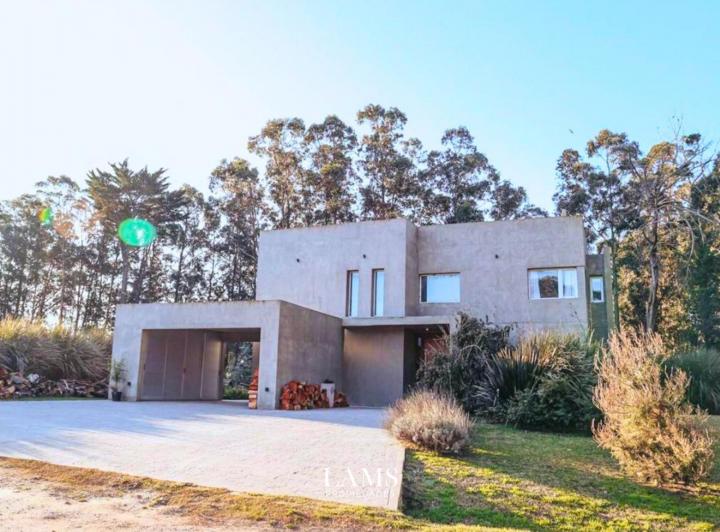 Casa · 280m² · 5 Ambientes · 1 Cochera