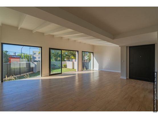 Casa · 240m² · 5 Ambientes · 2 Cocheras