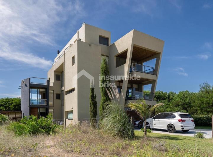 Casa · 325m² · 6 Ambientes · 1 Cochera