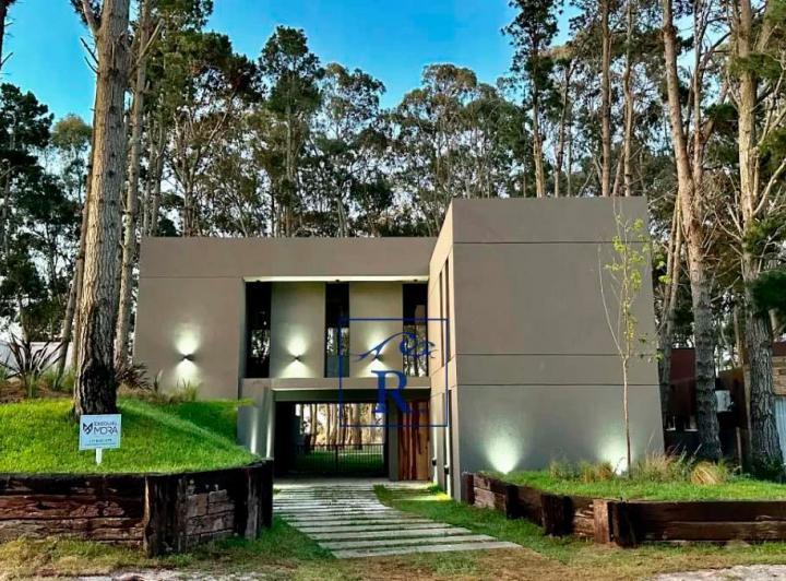 Casa · 232m² · 5 Ambientes · 1 Cochera