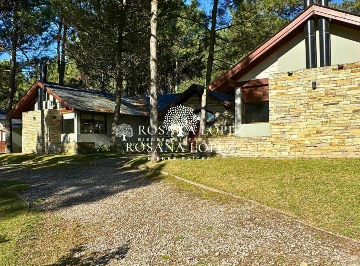 Casa · 323m² · 4 Ambientes · 2 Cocheras