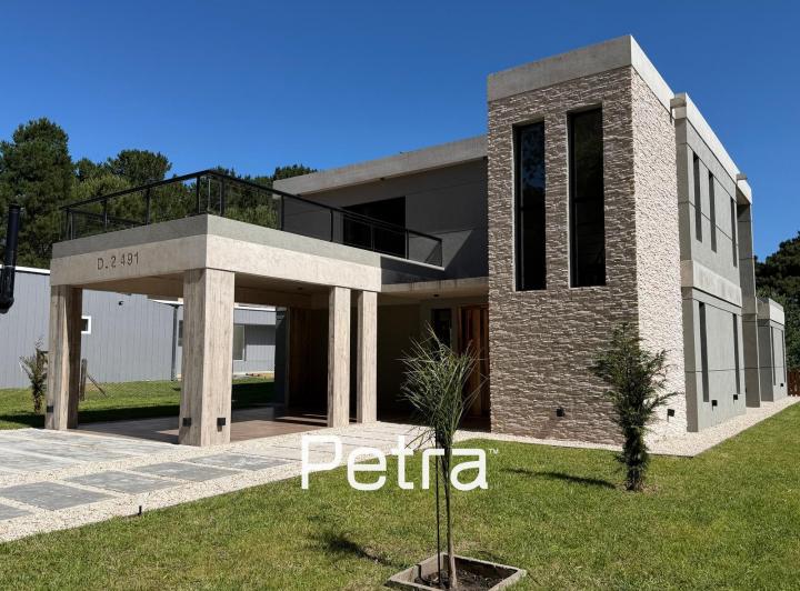 Casa · 243m² · 4 Ambientes · 1 Cochera