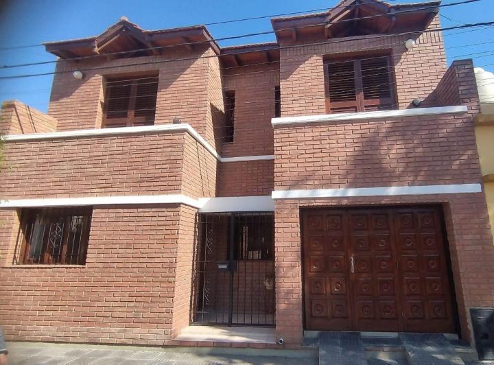 Casa · 223m² · 6 Ambientes · 1 Cochera