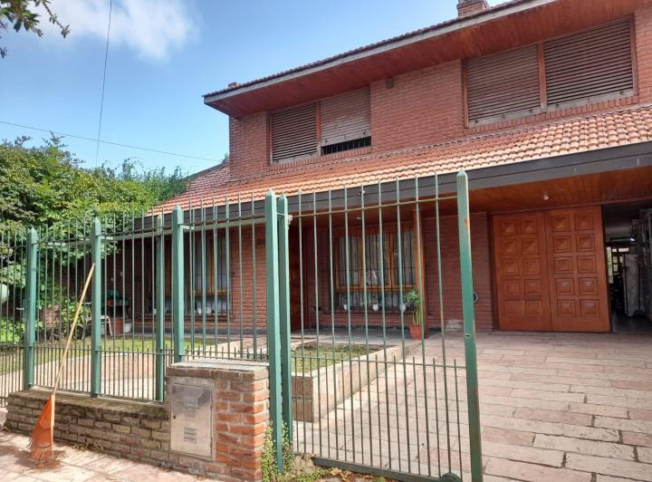 Casa · 180m² · 4 Ambientes · 1 Cochera