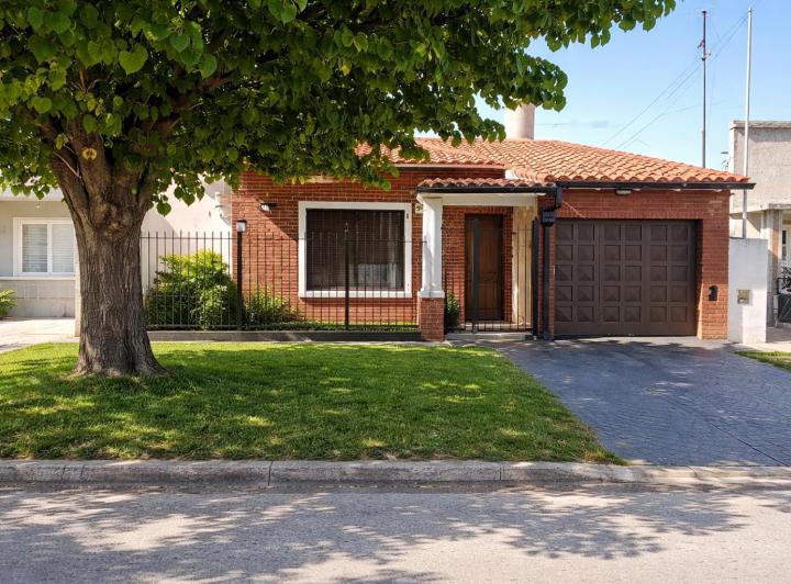 Casa · 180m² · 3 Dormitorios · 1 Cochera
