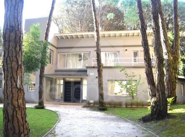 Casa · 350m² · 7 Ambientes · 1 Cochera