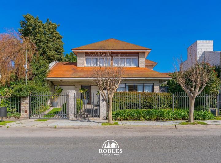 Casa · 426m² · 5 Ambientes · 1 Cochera