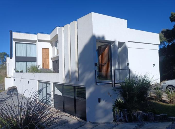Casa · 450m² · 6 Ambientes · 2 Cocheras