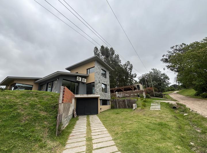 Casa · 232m² · 6 Ambientes · 1 Cochera
