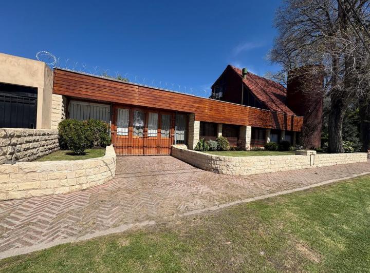 Casa · 320m² · 6 Ambientes · 2 Cocheras