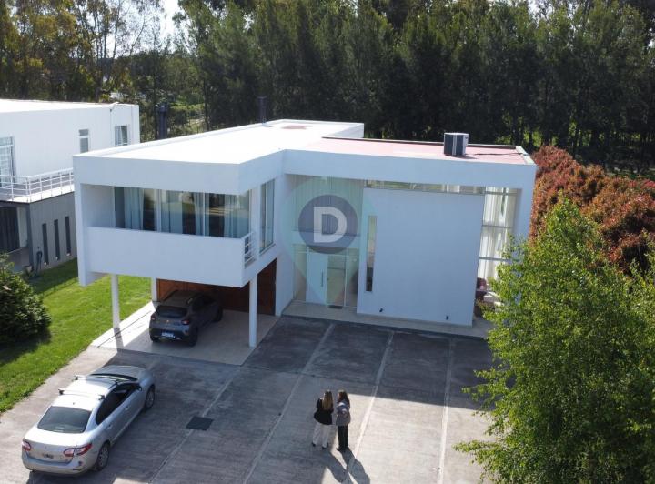 Casa · 342m² · 3 Ambientes · 14 Cocheras