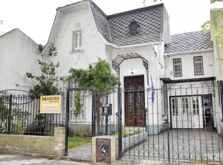Casa · 300m² · 5 Ambientes · 3 Cocheras