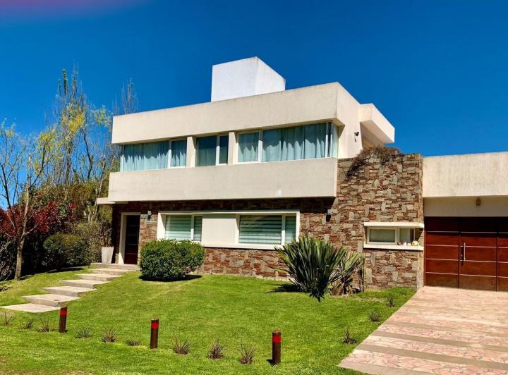 Casa · 260m² · 6 Ambientes