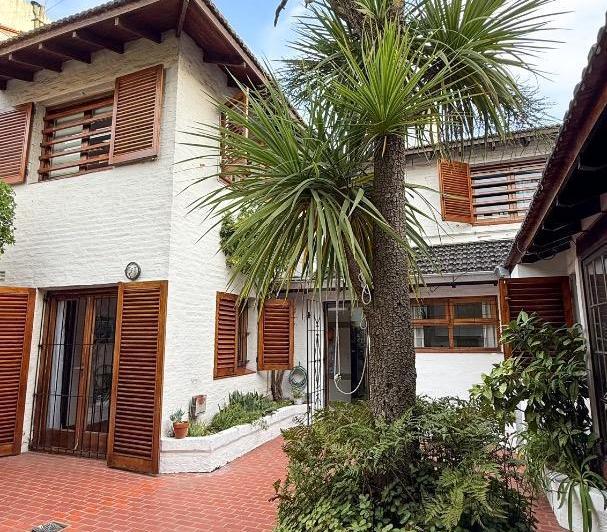 Casa · 242m² · 5 Ambientes · 1 Cochera