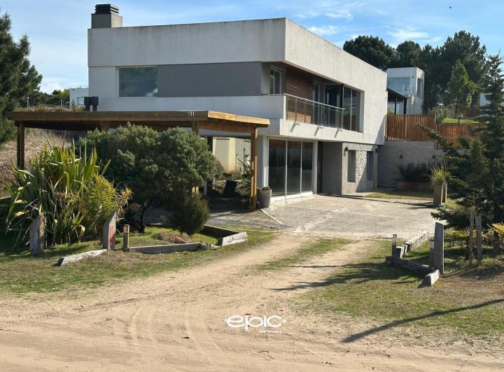 Casa · 310m² · 5 Ambientes · 4 Cocheras