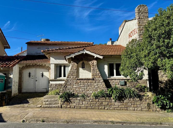 Casa · 240m² · 4 Ambientes · 1 Cochera