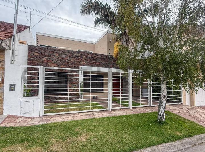 Casa · 240m² · 6 Ambientes · 2 Cocheras