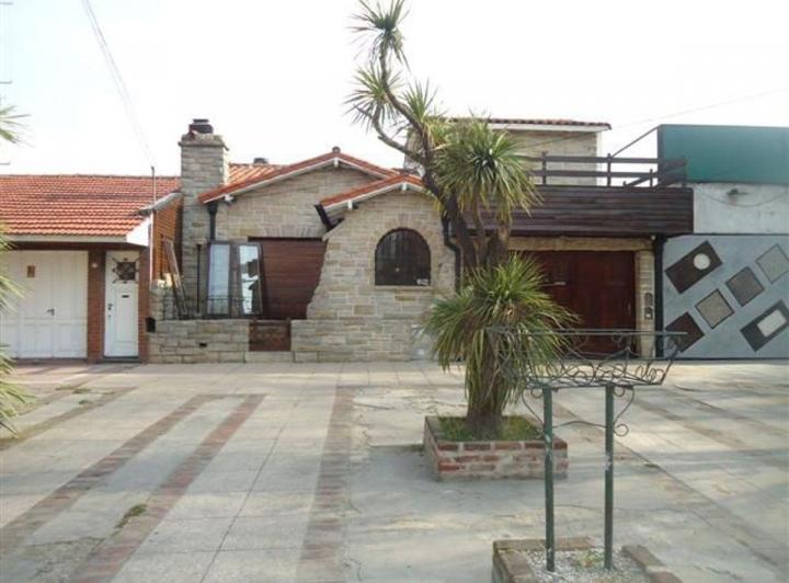 Casa · 400m² · 4 Ambientes · 5 Cocheras