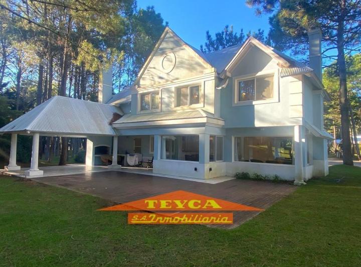 Casa · 250m² · 5 Ambientes · 1 Cochera