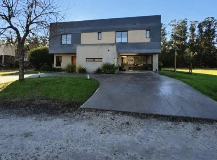 Casa · 220m² · 5 Ambientes · 1 Cochera