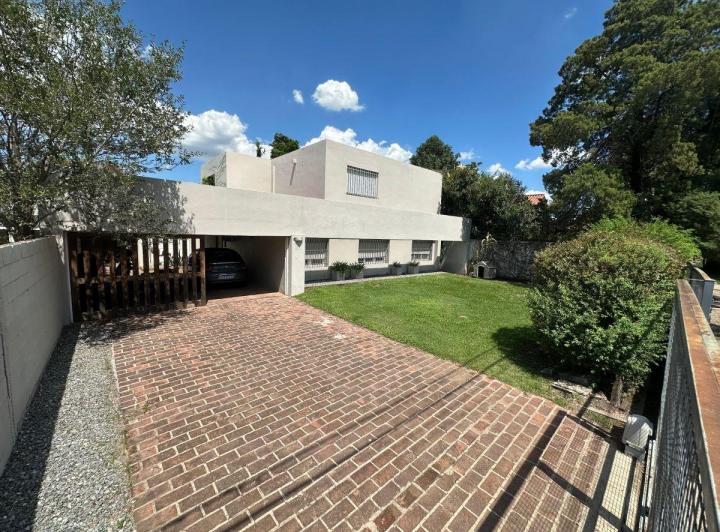 Casa · 320m² · 6 Ambientes · 2 Cocheras