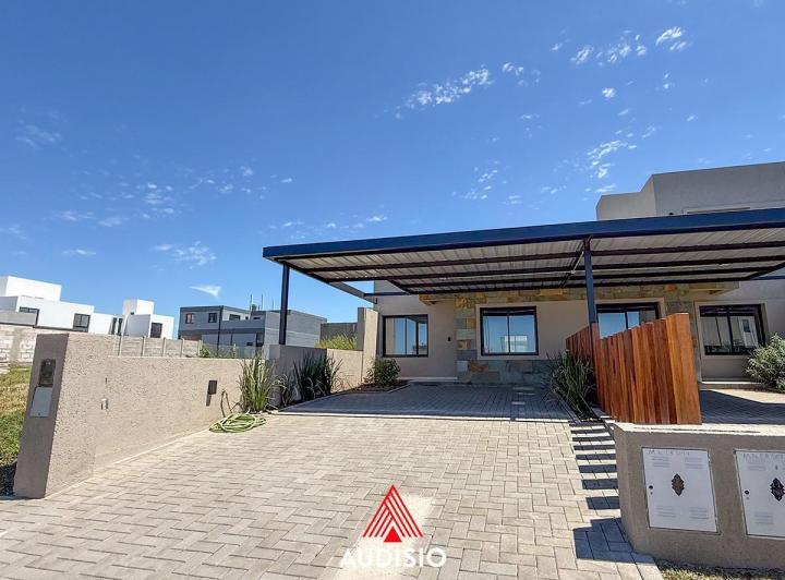 Casa · 93m² · 4 Ambientes · 2 Cocheras