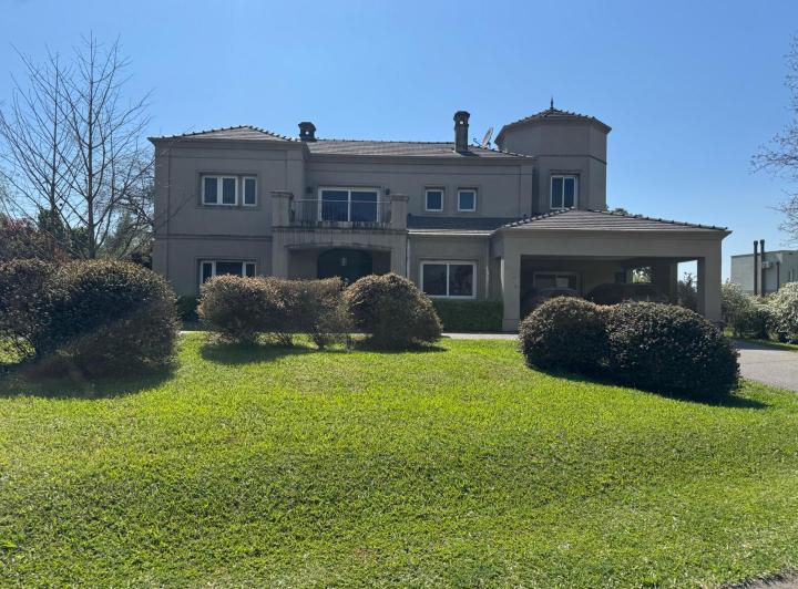 Casa · 450m² · 5 Ambientes · 2 Cocheras