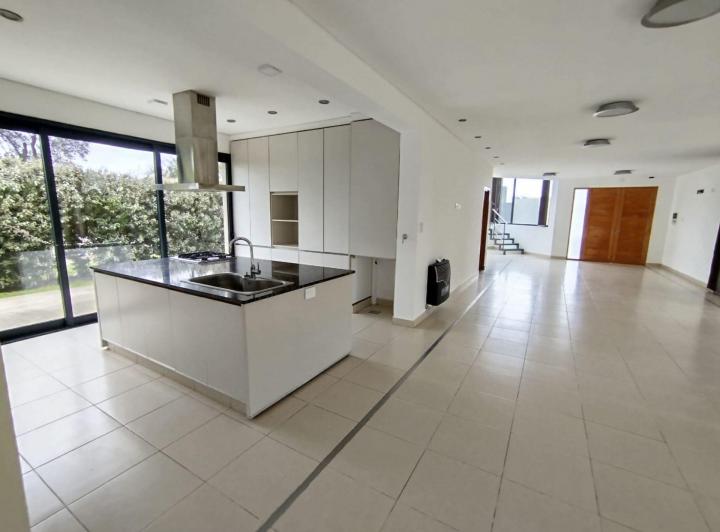 Casa · 208m² · 8 Ambientes · 3 Cocheras