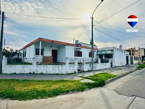 Venta casa esquina b° inter a 100 mts av. zona sur