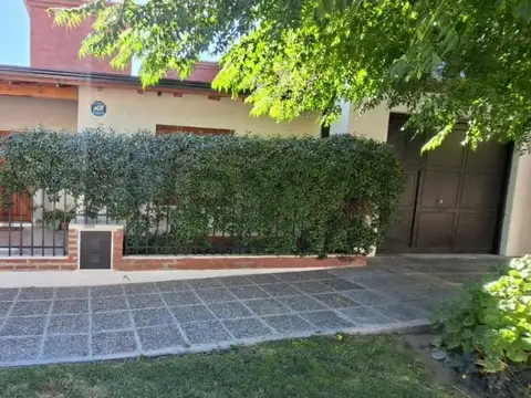 Casa 3 dormitorios con pileta - apta credito