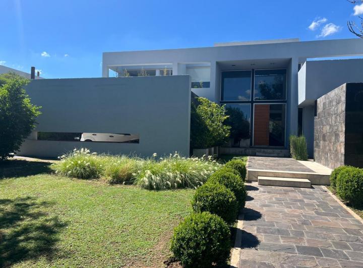 Casa · 486m² · 10 Ambientes · 2 Cocheras
