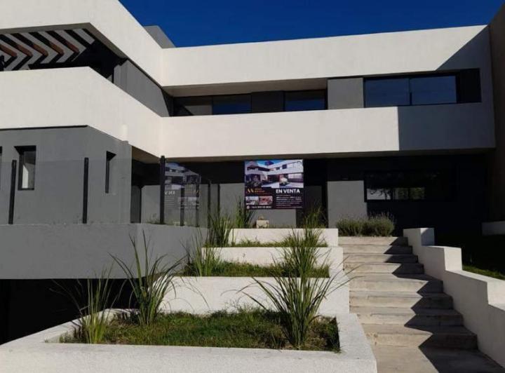 Casa · 340m² · 9 Ambientes