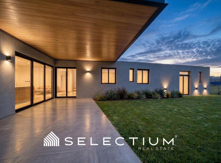 Casa · 200m² · 6 Ambientes · 2 Cocheras