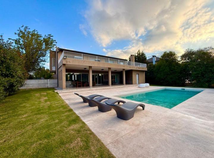 Casa · 420m² · 10 Ambientes · 2 Cocheras