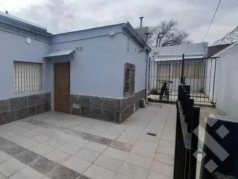 Alquiler dpto 2 dormitorio, patio con parrilla. leguizamon al 100. centro oeste de neuquen