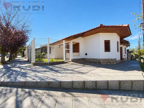 Casa en alta barda sobre esquina