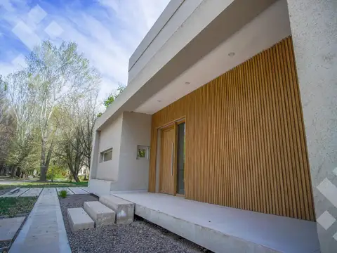 Venta casa 4 dormitorios. b° privado laguna blanca.  plottier