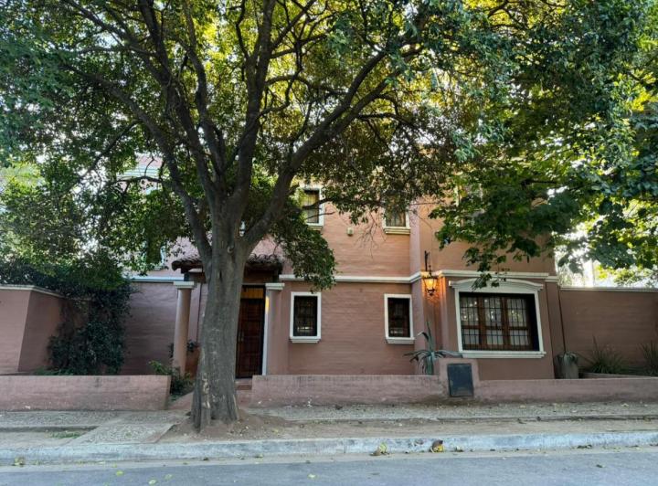 Casa · 254m² · 6 Ambientes · 2 Cocheras