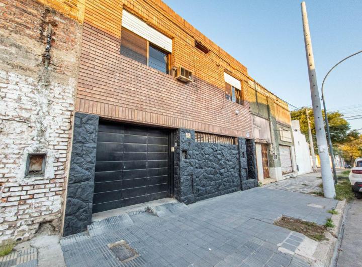 Casa · 190m² · 8 Ambientes · 2 Cocheras