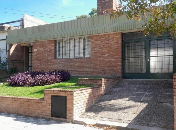 Casa · 220m² · 17 Ambientes · 1 Cochera