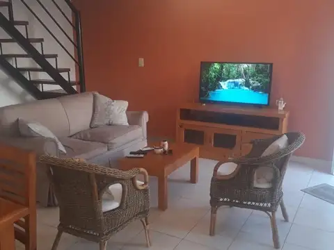 Duplex centrico con jardin y cochera